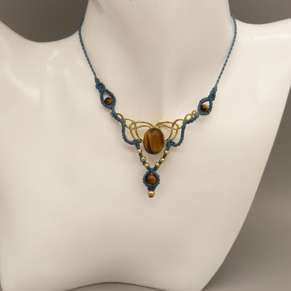 Collar de micromacram&eacute; verde pato con ojo de tigre