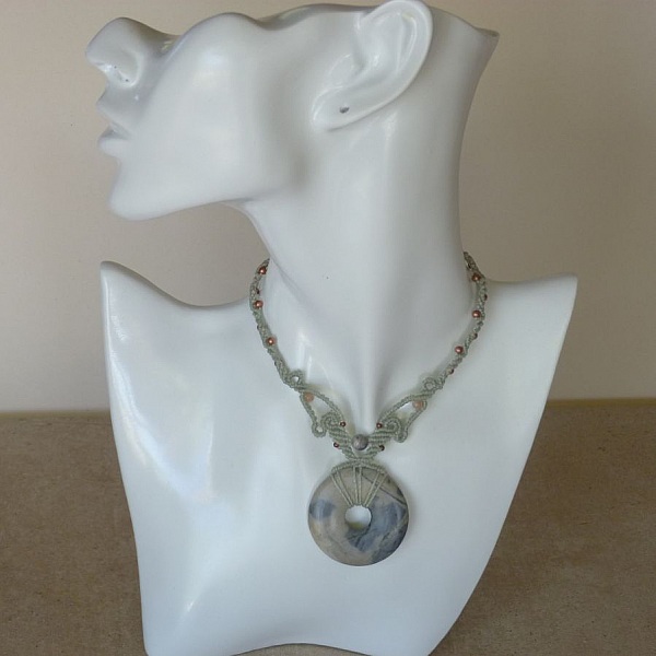 Collar verde agua en micromacram&eacute; con una piedra natural, el jaspe picasso, como pieza central