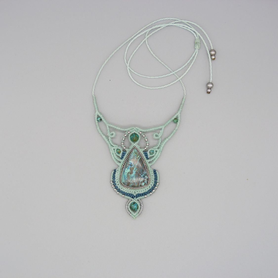 collier vert menthe à l'eau en micro-macramé avec une chrysocolle sertie