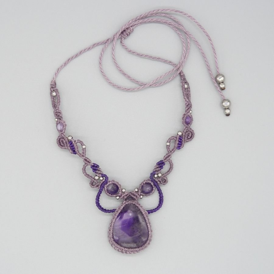 Collar de micromacramé morado con una amatista