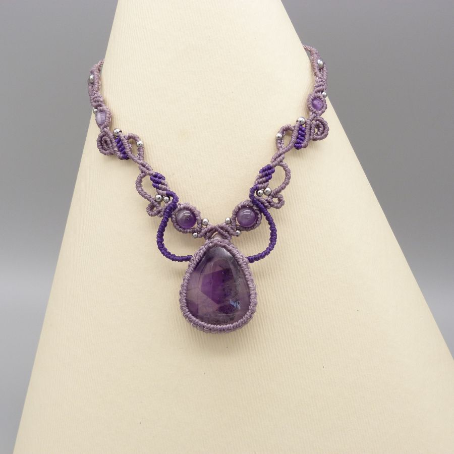 Collar de micromacramé morado con una amatista