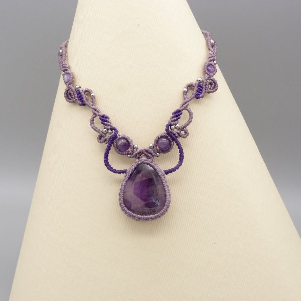 Collar de micromacram&eacute; morado con una amatista