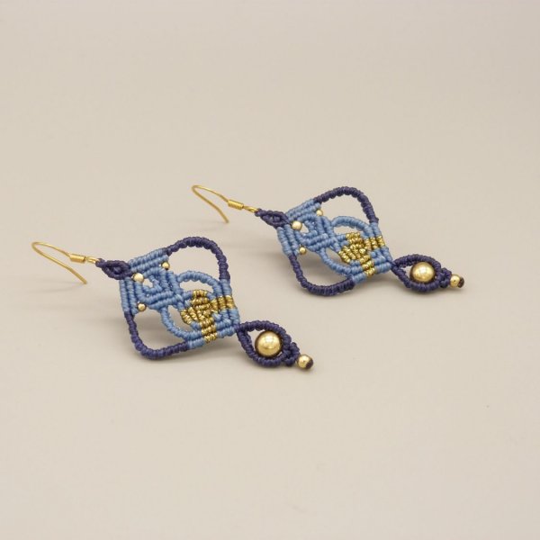 Par de pendientes de micromacram&eacute; azul 
