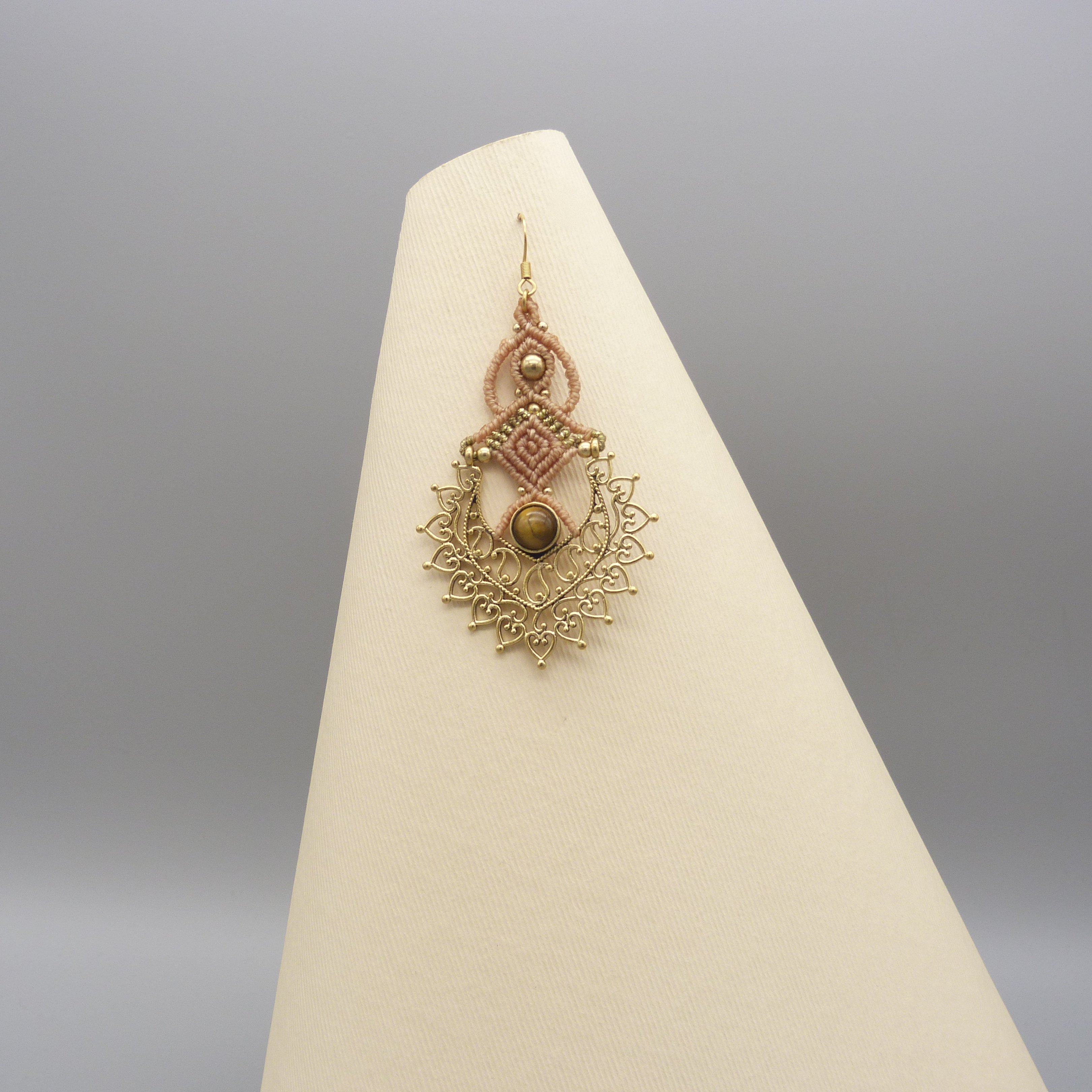 Paire de boucles d'oreilles couleur paille en micro-macram&eacute; avec un oeil de tigre