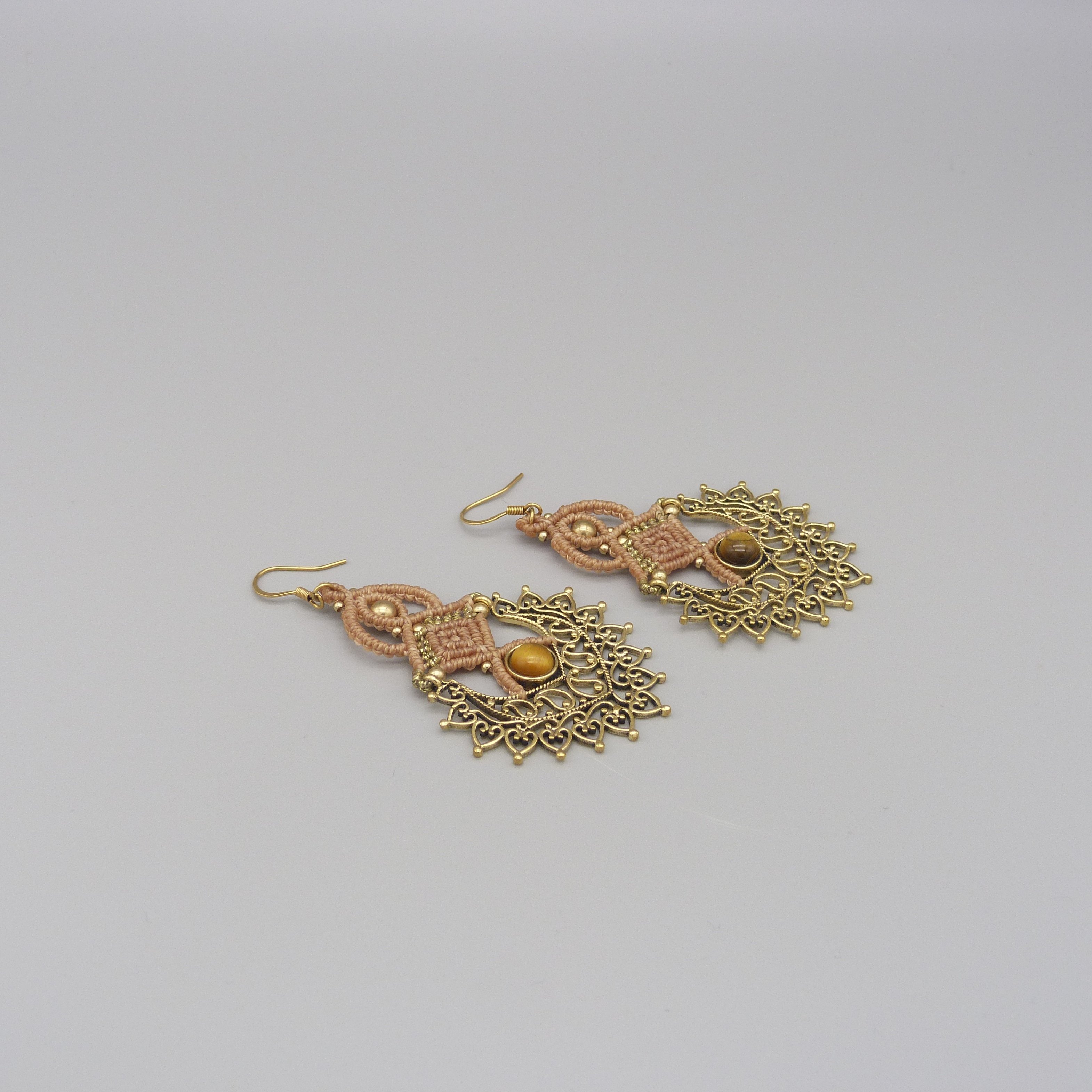 Paire de boucles d'oreilles couleur paille en micro-macramé avec un oeil de tigre