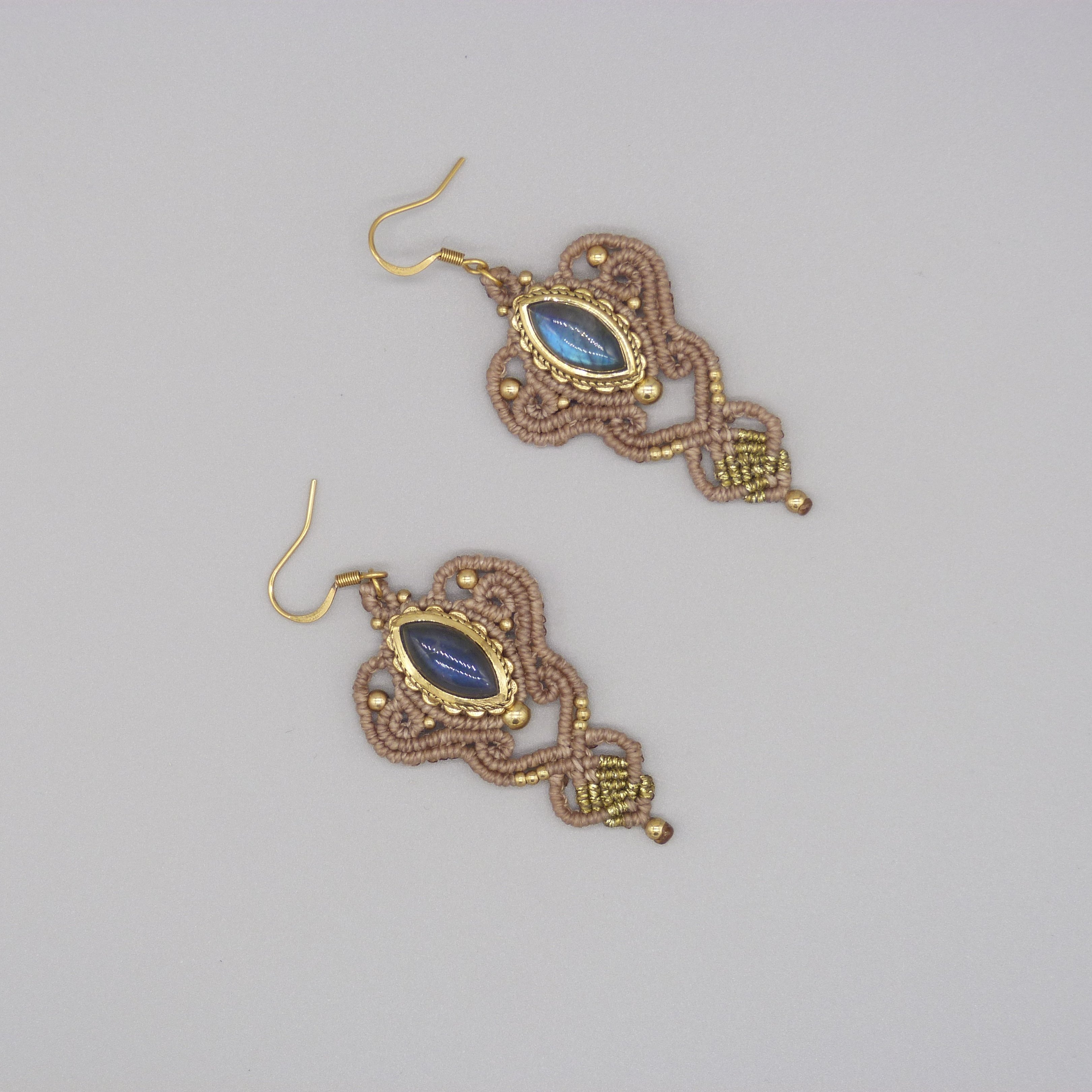 Paire de boucles d'oreilles couleur vanille en micro-macramé avec un labradorite sertie