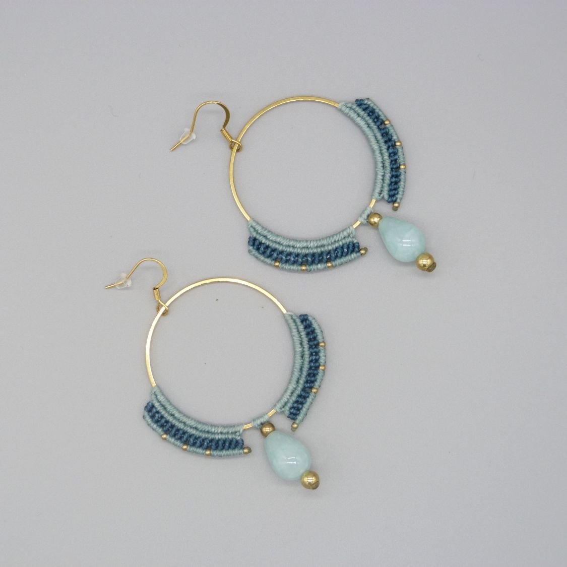 Paire de boucles d'oreilles créoles vert menthe à l'eau/bleu canard en micro-macramé