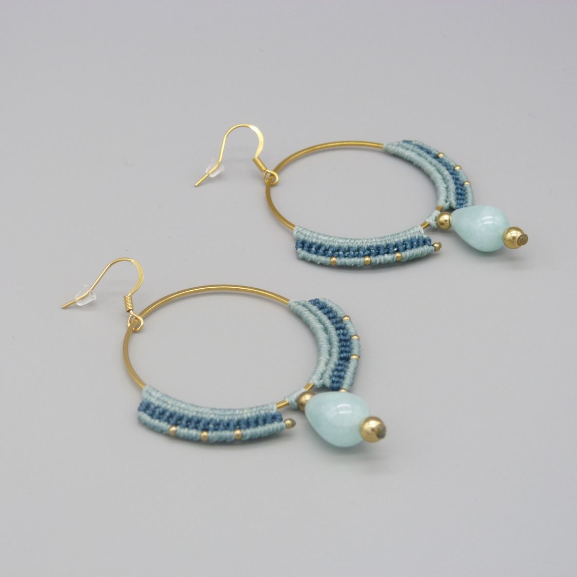 Paire de boucles d'oreilles créoles vert menthe à l'eau/bleu canard en micro-macramé