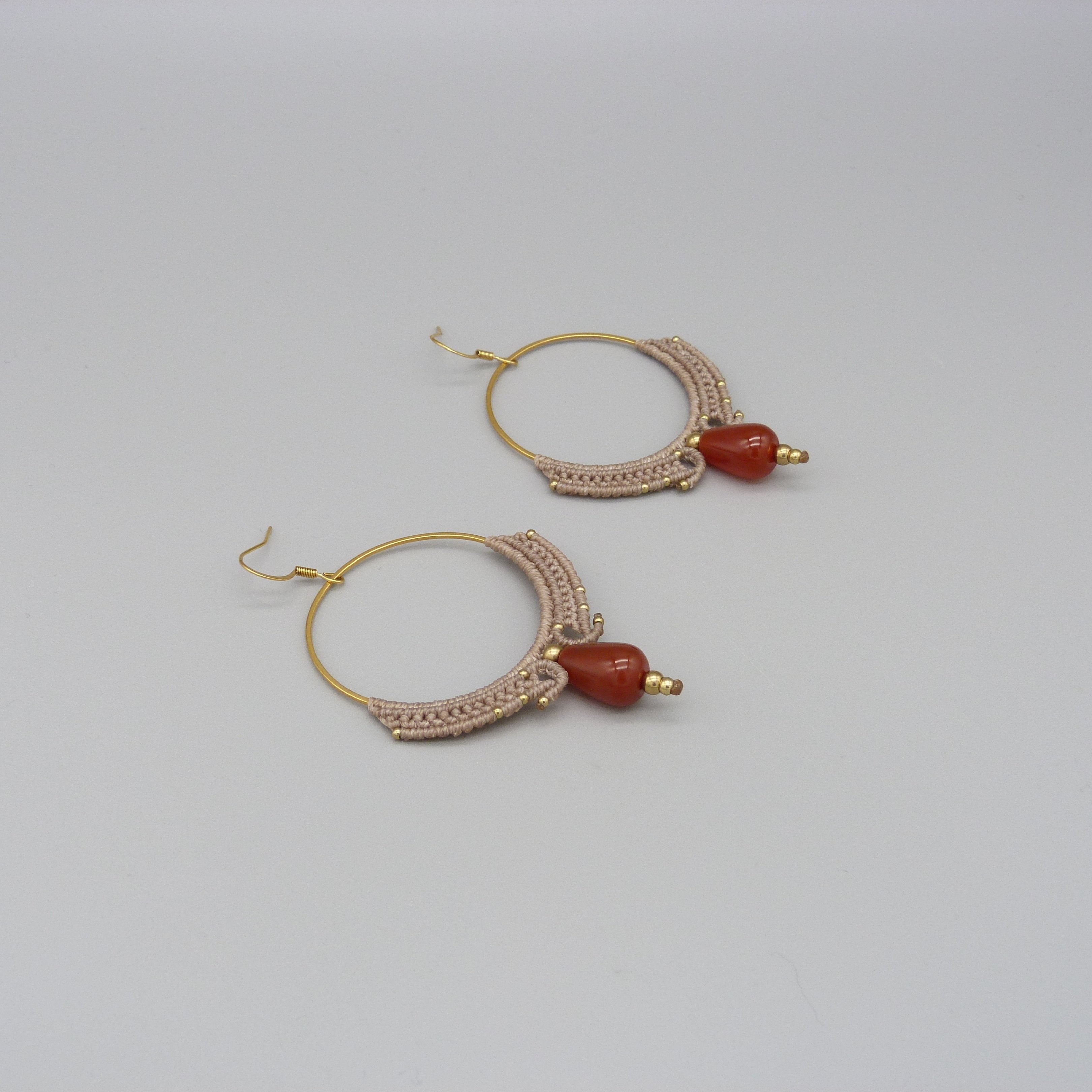 Paire de boucles d'oreilles créoles greige en micro-macramé avec une cornaline