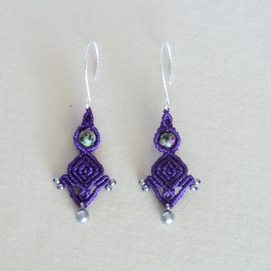 Par de pendientes de micromacramé morado con gancho de plata 925