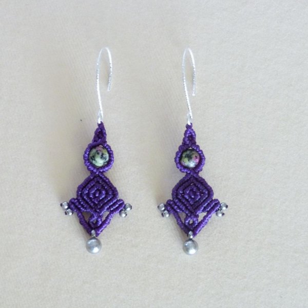 Par de pendientes de micromacram&eacute; morado con gancho de plata 925