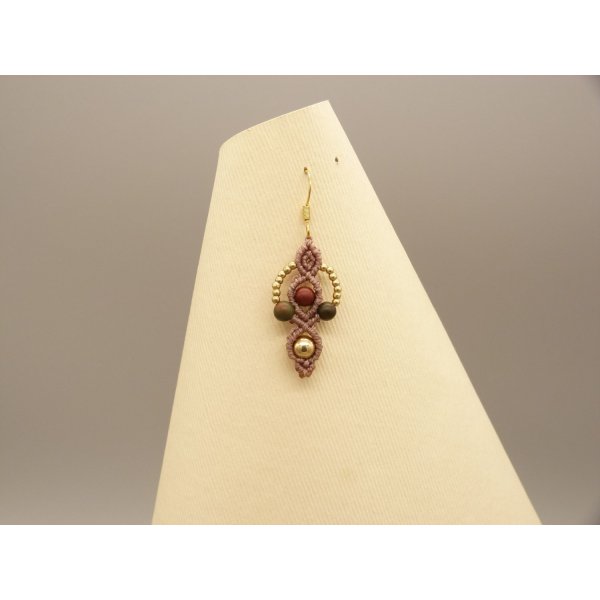 Par de pendientes en micromacram&eacute;, color topo 