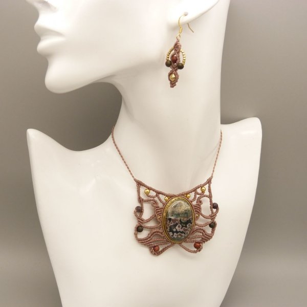 Par de pendientes en micromacram&eacute;, color topo 