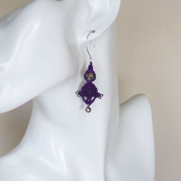 Par de pendientes de micromacram&eacute; morado con gancho de plata 925