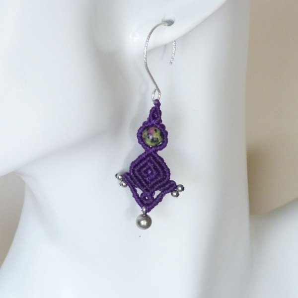 Par de pendientes de micromacram&eacute; morado con gancho de plata 925