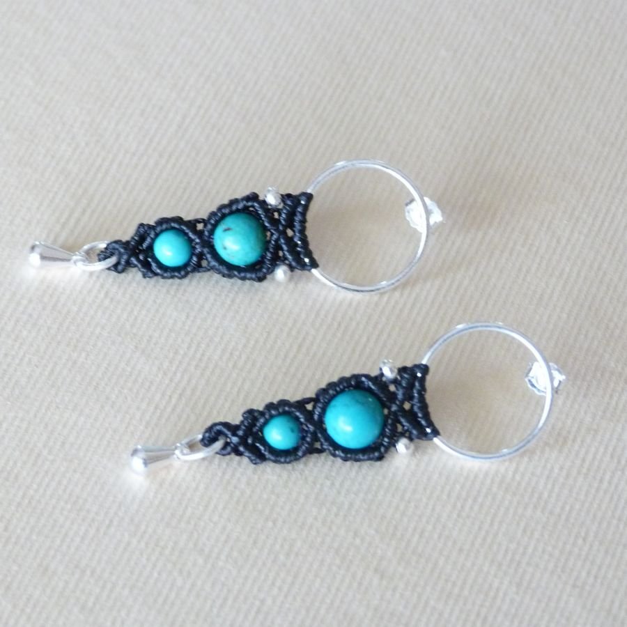 Paire de boucles d'oreilles  en micro-macramé noires avec crochet en argent et des perles turquoises