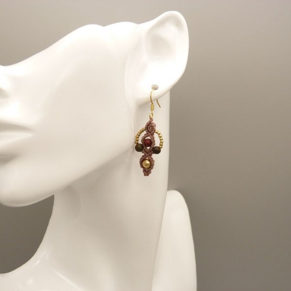 Par de pendientes en micromacram&eacute;, color topo 