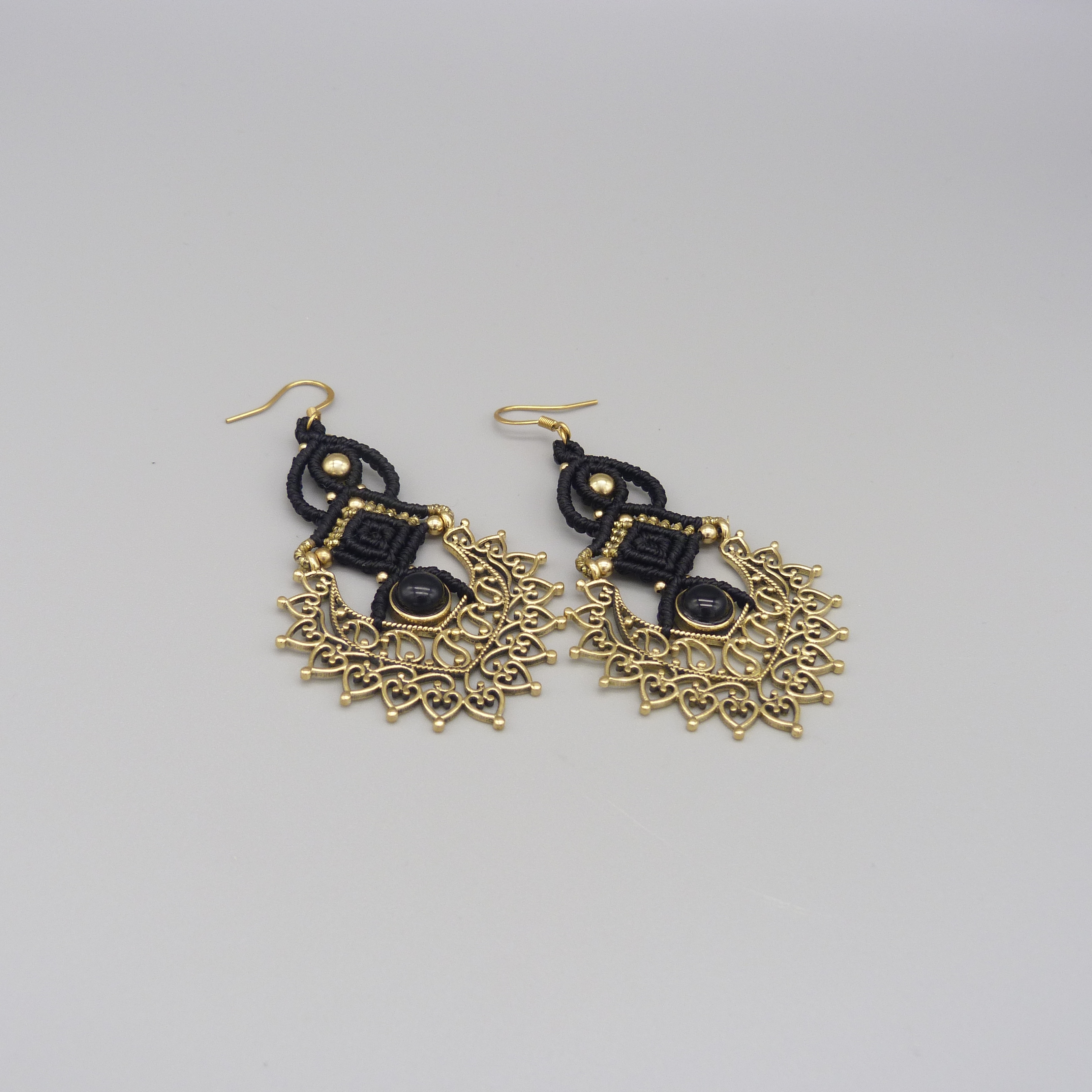 Paire de boucles d'oreilles noires en micro-macramé avec un onyx noir