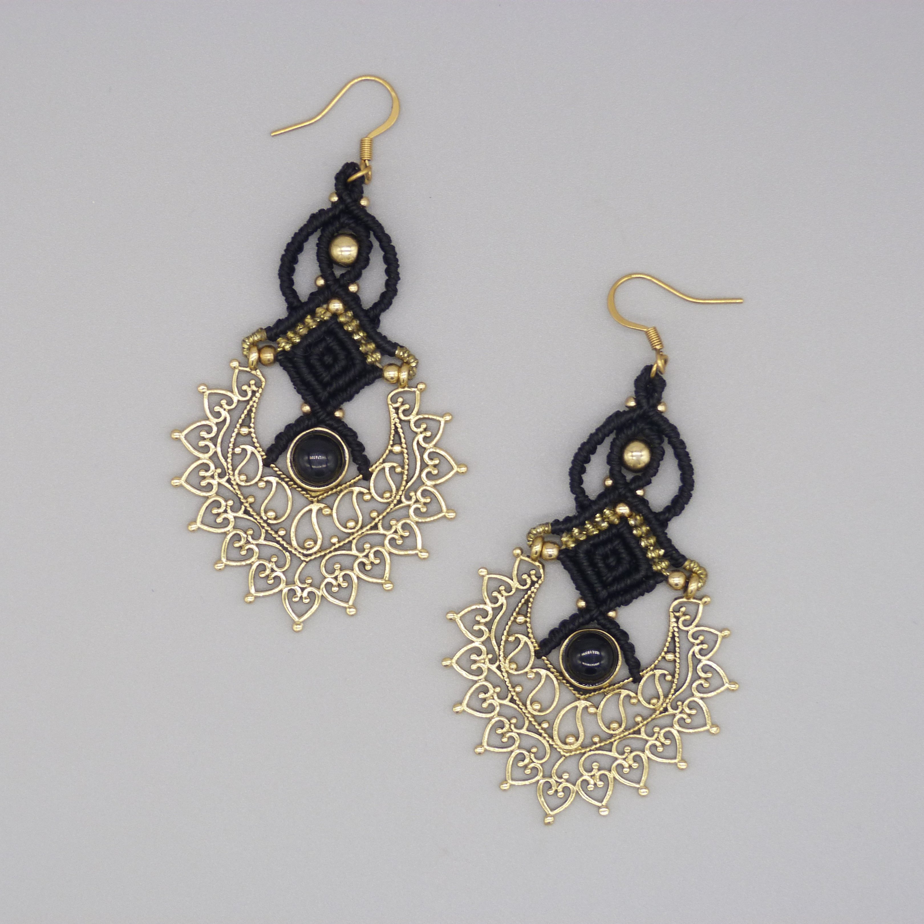 Paire de boucles d'oreilles noires en micro-macram&eacute; avec un onyx noir