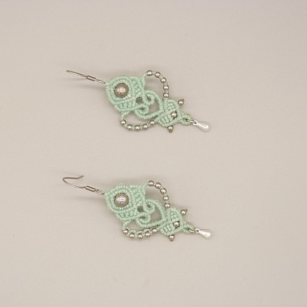 Par de pendientes verde menta en micromacram&eacute; 