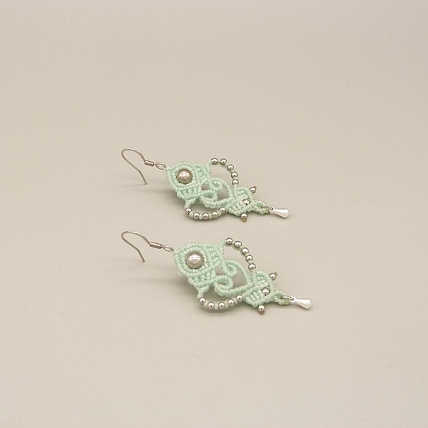 Par de pendientes verde menta en micromacram&eacute; 