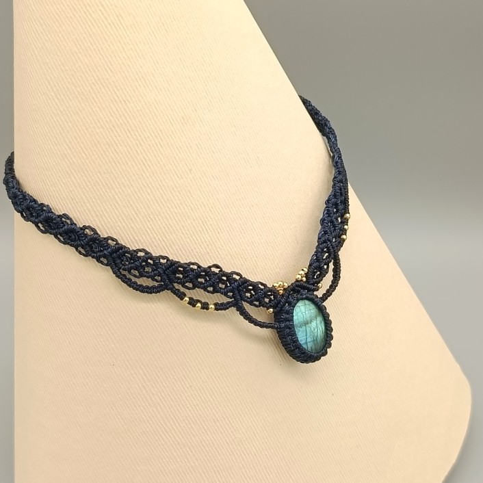 Ras-du-cou bleu fonc&eacute; avec labradorite