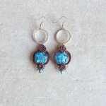 Pendientes de micro-macramé marrón chocolate/azul estrella de cristal de Murano