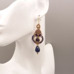 Pendientes de micromacramé en beige y azul oscuro 