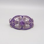 Pulsera de micromacramé morado con una amatista engastada en el centro