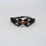 Pulsera de micromacramé negro con una cuenta central de 'piedra solar