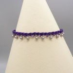 Tobillera de micromacramé morado