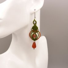 Pendientes de micromacramé verde y caramelo con cuentas de cornalina