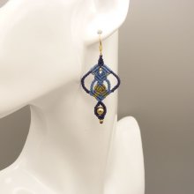 Par de pendientes de micromacramé azul 