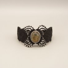 Pulsera de micromacramé negro con una labradorita engastada en el centro