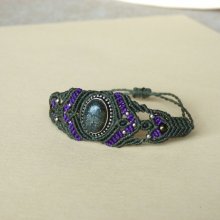 Pulsera de micromacramé verde con una piedra engastada en metal