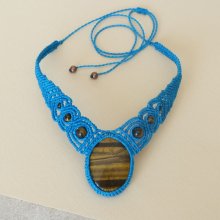 Collar azul turquesa en micromacramé con un cabujón de piedra natural, ojo de tigre 