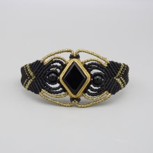 Manchette noire en micro-macramé avec une pierre onyx noire sertie de laiton