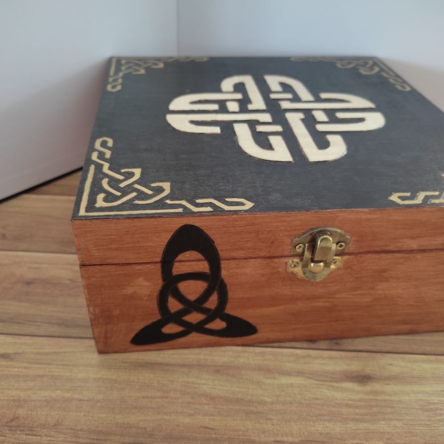Caja de madera con incrustaciones de chapa de madera y relieves pirograbados de inspiración "celta".
