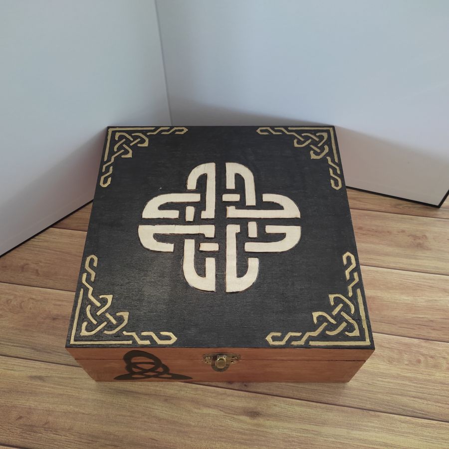 Caja de madera con incrustaciones de chapa de madera y relieves pirograbados de inspiración "celta".