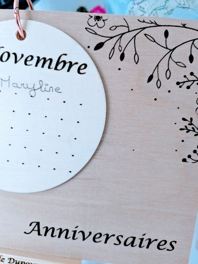 Calendrier des anniversaires en bois gravé, sur chevalet bois