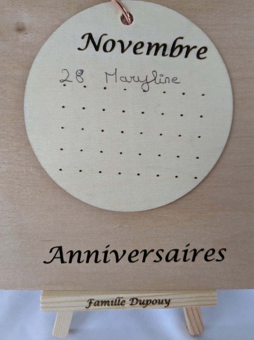 Calendrier des anniversaires en bois gravé, sur chevalet bois