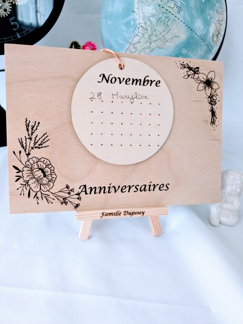 Calendrier des anniversaires en bois gravé, sur chevalet bois