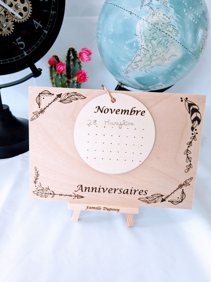 Calendrier des anniversaires en bois gravé, sur chevalet bois