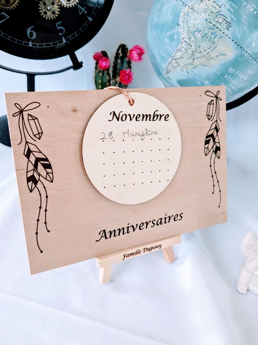 Calendrier des anniversaires en bois gravé, sur chevalet bois