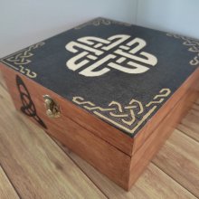 Caja de madera con incrustaciones de chapa de madera y relieves pirograbados de inspiración 'celta'.