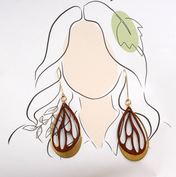 Pendientes de ala en madera de cerezo sobre calado ovalado en lat&oacute;n dorado