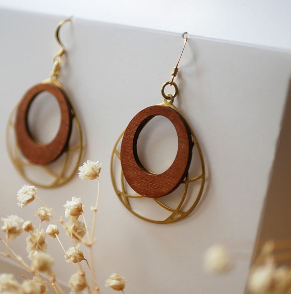 Pendientes de ala en madera de cerezo sobre calado ovalado en lat&oacute;n dorado