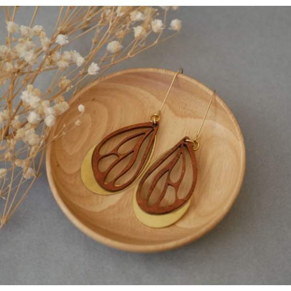 Pendientes de ala en madera de cerezo sobre calado ovalado en lat&oacute;n dorado