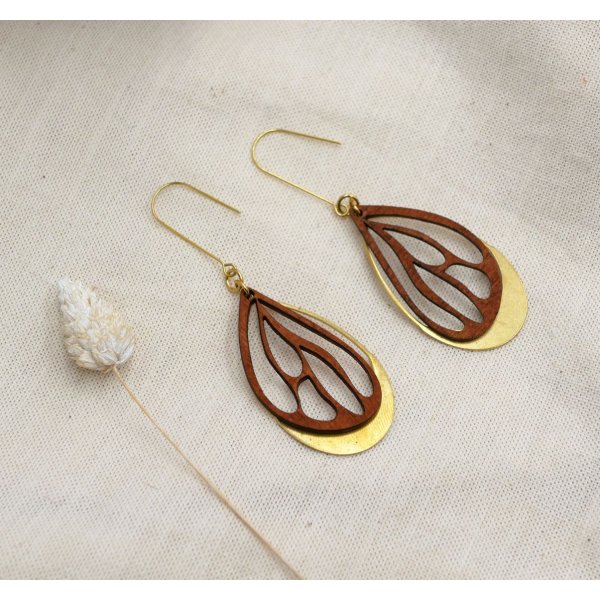 Pendientes de ala en madera de cerezo sobre calado ovalado en lat&oacute;n dorado