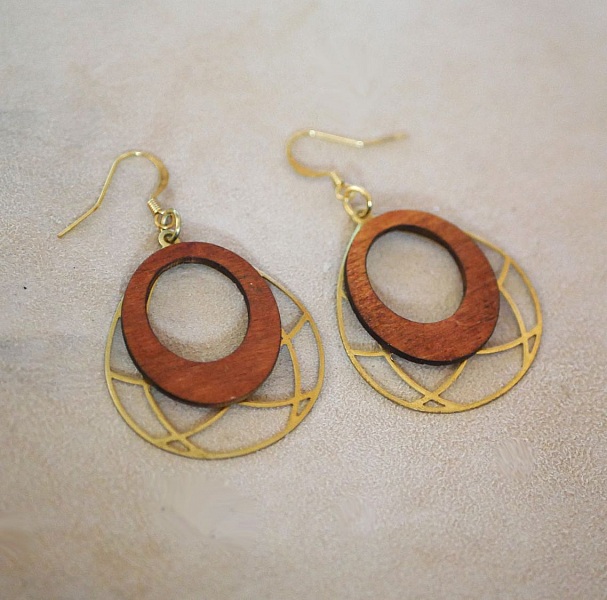 Pendientes de ala en madera de cerezo sobre calado ovalado en lat&oacute;n dorado